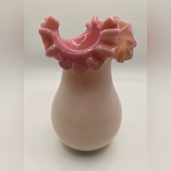 Blown Glass Ruffled Rim Vase Gorgeous Vintage Estate Find - Picture 1 of 3